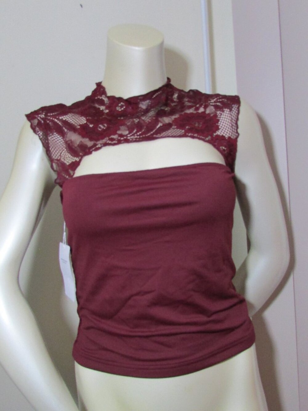 ReoRia Lace Back Keyhole Front Tank Top Burgandy